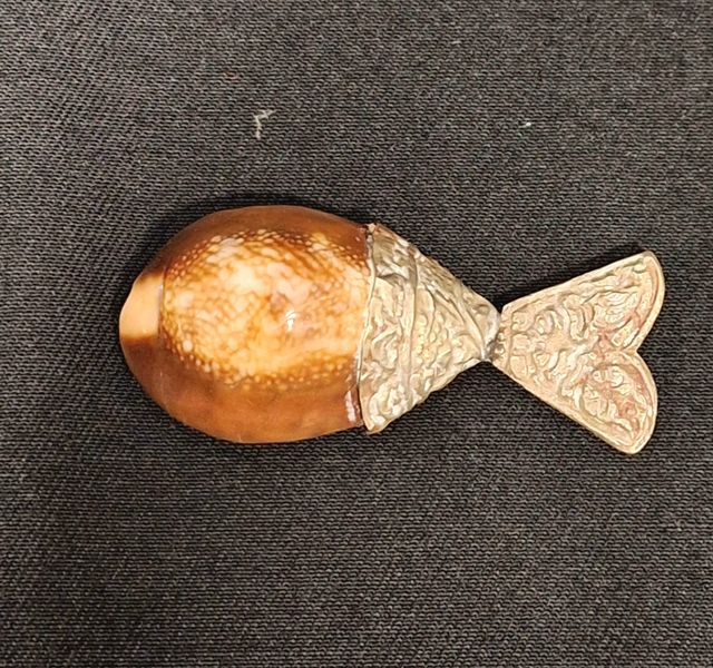 Caracol marino con cola de metal