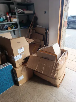 Regalo alrededor de 30 cajas de cartón. 