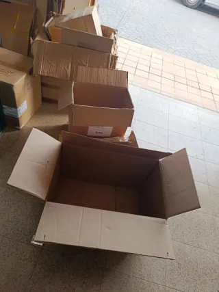 Regalo alrededor de 30 cajas de cartón. 