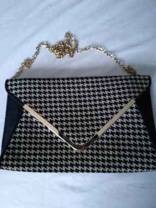 Bolso de mano con cadena