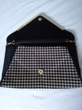 Bolso de mano con cadena