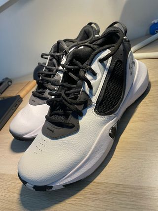 Zapatillas Under Armour Negras y Blancas