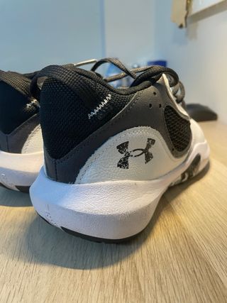 Zapatillas Under Armour Negras y Blancas