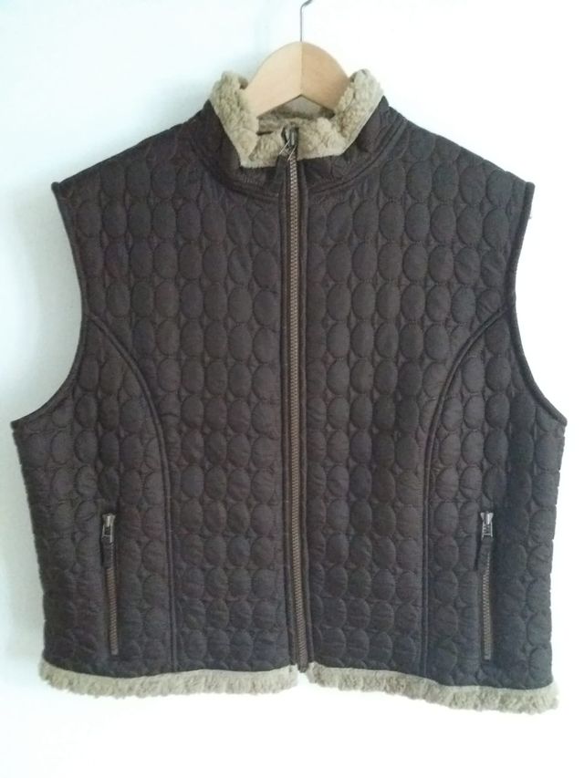 Chaleco acolchado marrón con cuello de borreguito