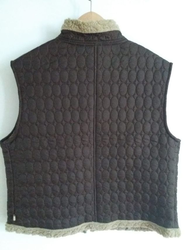 Chaleco acolchado marrón con cuello de borreguito