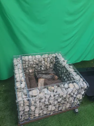 Stufa fatta a mano in pietra di fiume e acciaio 77 cm x 77 x 55