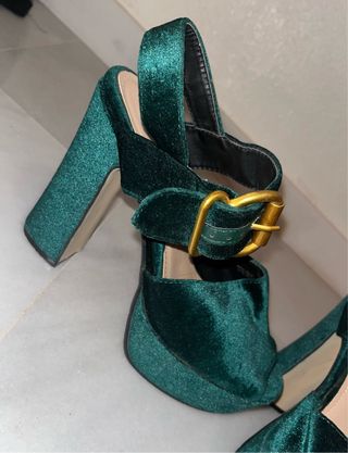 Tacones terciopelo verde con hebilla dorada