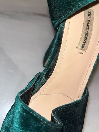 Tacones terciopelo verde con hebilla dorada