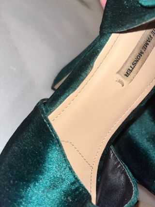 Tacones terciopelo verde con hebilla dorada