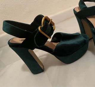 Tacones terciopelo verde con hebilla dorada
