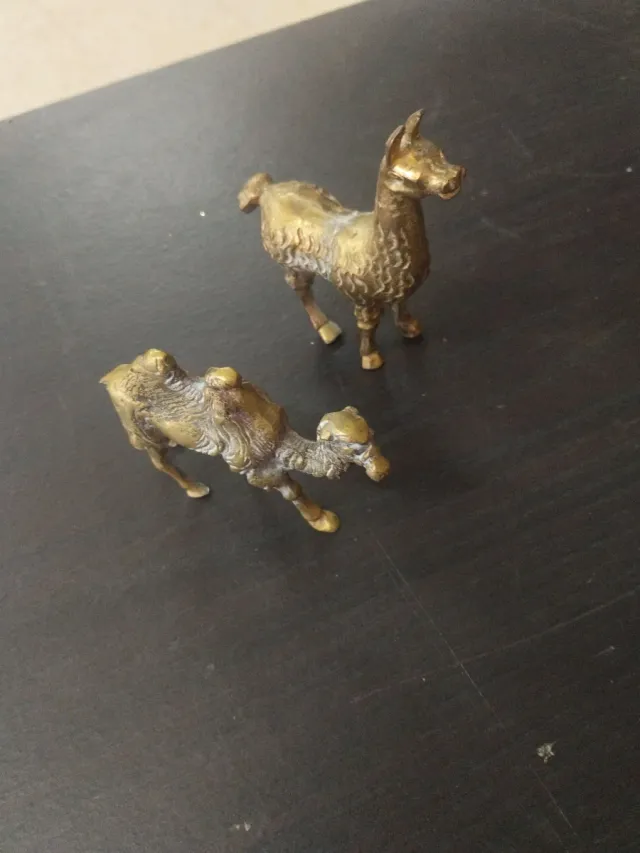 Figuras de bronce de camello y llama