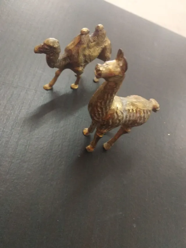 Figuras de bronce de camello y llama