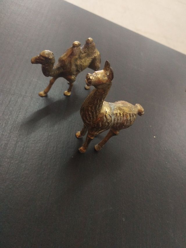 Figuras de bronce de camello y llama