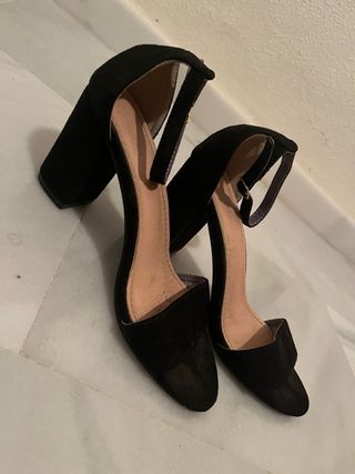 Tacones de terciopelo negro