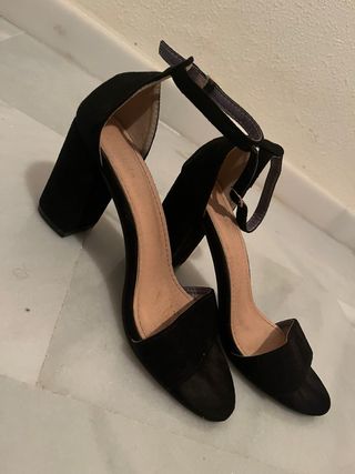 Tacones de terciopelo negro