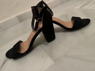 Tacones de terciopelo negro