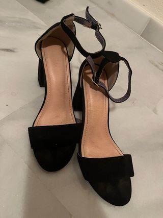 Tacones de terciopelo negro