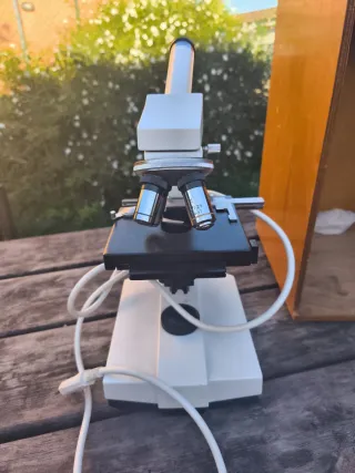 Microscopio Monocular con Caja