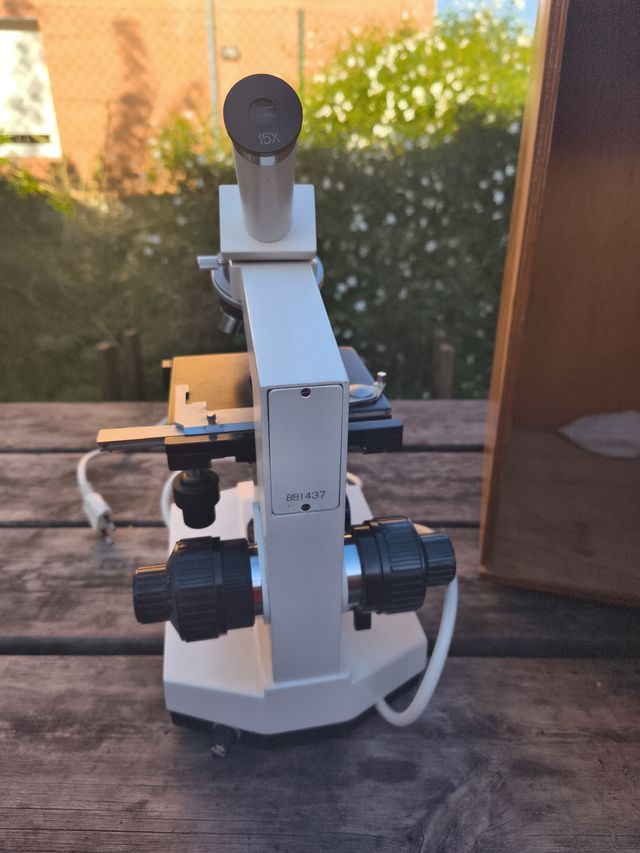 Microscopio Monocular con Caja