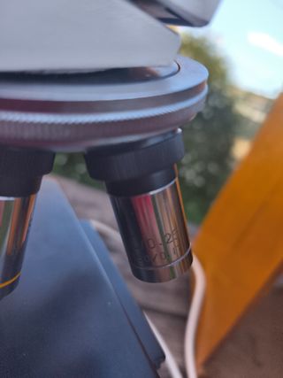 Microscopio Monocular con Caja