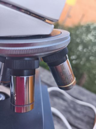 Microscopio Monocular con Caja