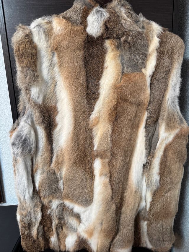 Chaleco de pelo beige y marrón