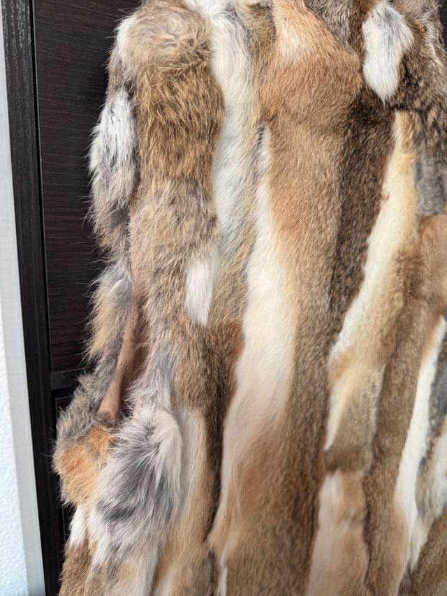 Chaleco de pelo beige y marrón