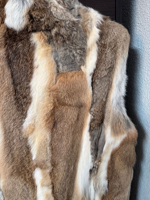 Chaleco de pelo beige y marrón