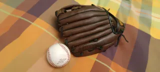 Guante y pelota de béisbol