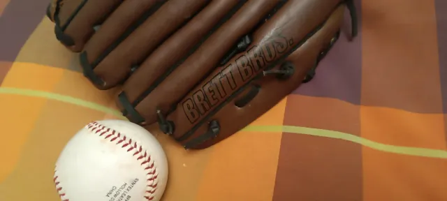 Guante y pelota de béisbol