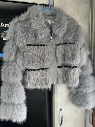 Chaqueta pelo gris con pedrería