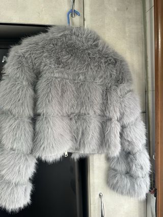 Chaqueta pelo gris con pedrería