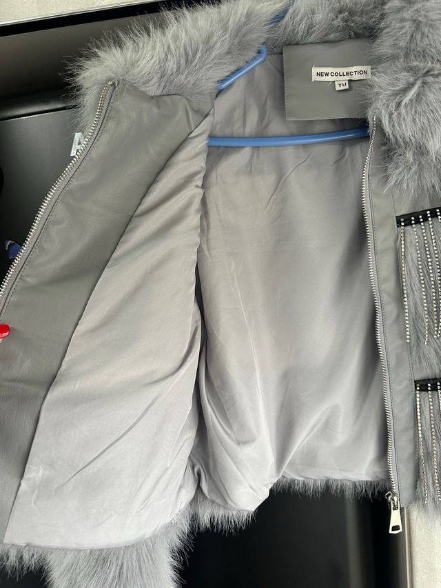 Chaqueta pelo gris con pedrería