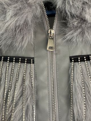 Chaqueta pelo gris con pedrería