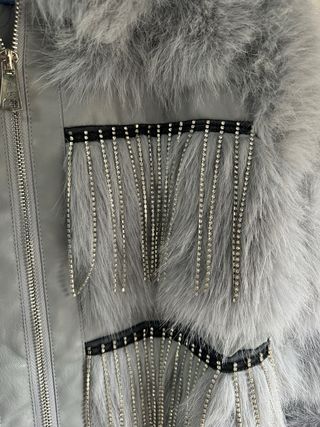 Chaqueta pelo gris con pedrería