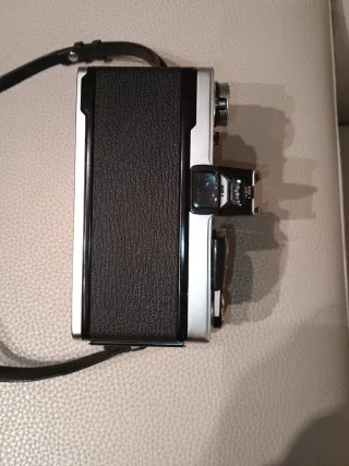 Cámara Olympus OM-1 con flash y zoom