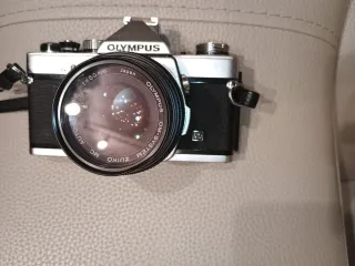 Cámara Olympus OM-1 con flash y zoom