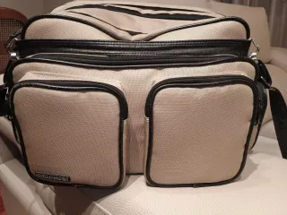 Cámara Olympus OM-1 con flash y zoom