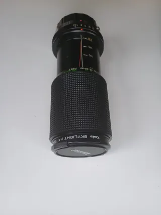 Cámara Olympus OM-1 con flash y zoom