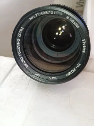 Cámara Olympus OM-1 con flash y zoom