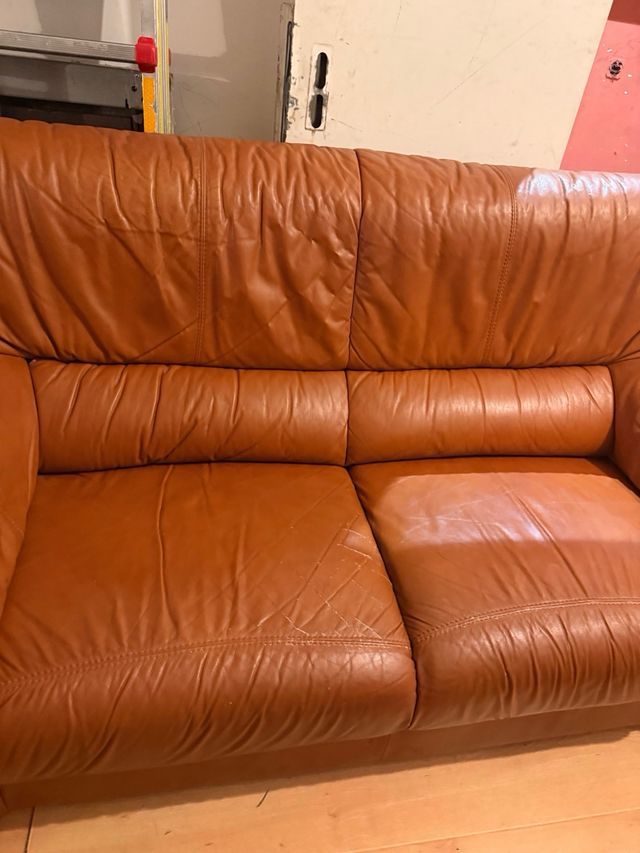 Sofá de piel marrón