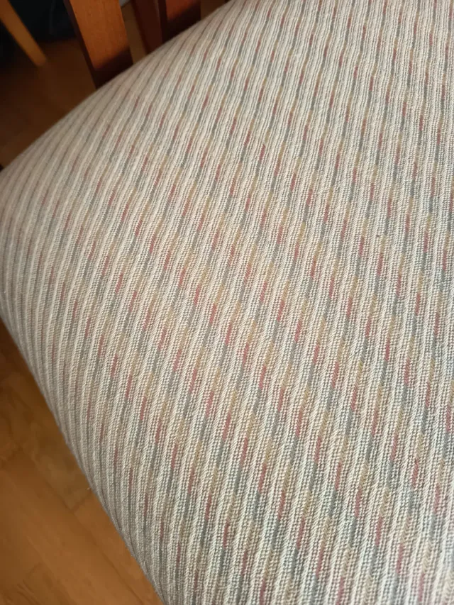 Juego de 4 sillas de madera