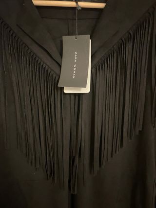 Vestido negro con detalles plisados