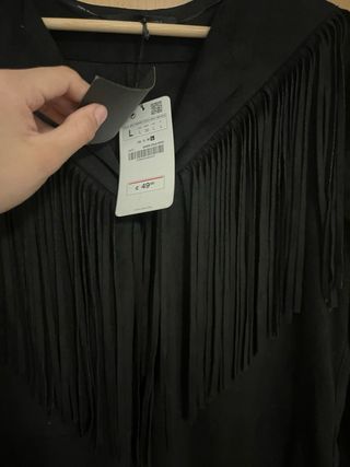 Vestido negro con detalles plisados