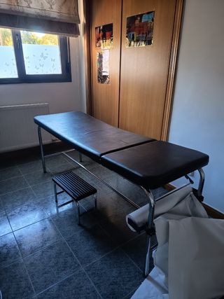 Camilla con taburete y portarrollos de papel.