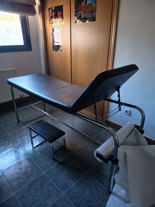 Camilla con taburete y portarrollos de papel.