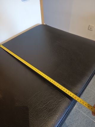 Camilla con taburete y portarrollos de papel.