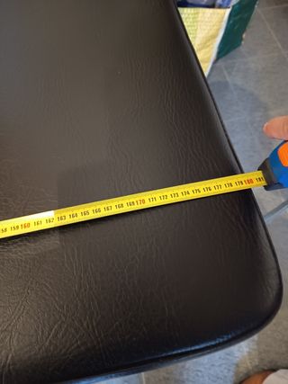 Camilla con taburete y portarrollos de papel.