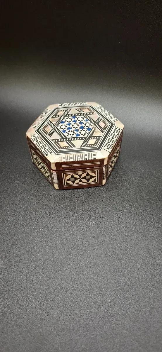 Cofre hexagonal de madera con mosaicos