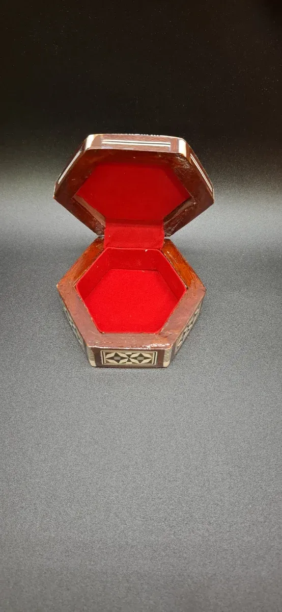 Cofre hexagonal de madera con mosaicos